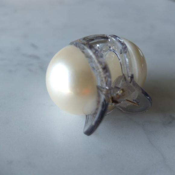 Big Pearl Hair Clip - Translucent Grey Base - Picture 5 of 5